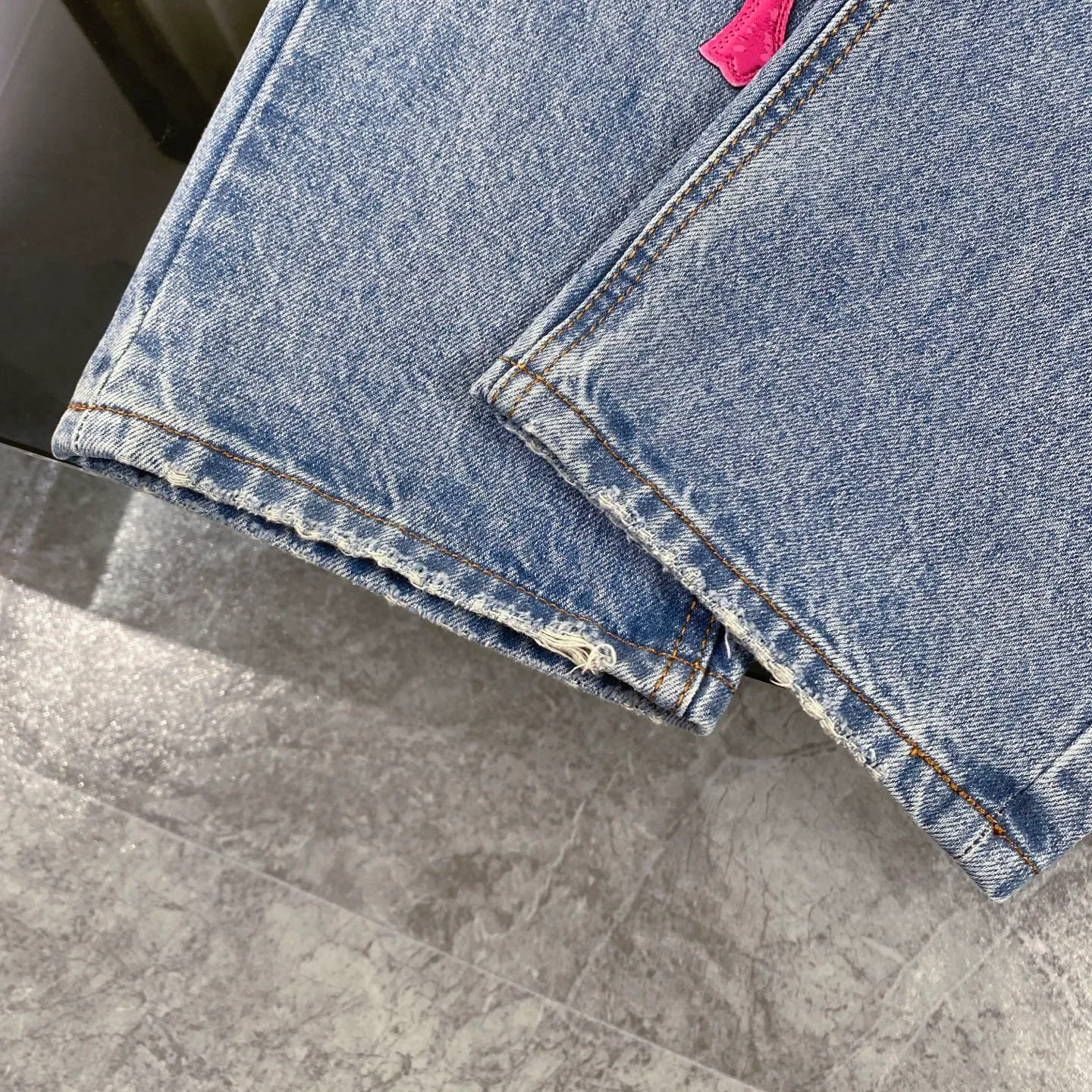 P220 chrome hearts pink cross patch leather jeans vi Top heavy industry fashionable design] Consistent high street luxury style creation. Speaking of this style, the Zangyin family and GU family are definitely the leading representative brands. Especially the Zangyin family has really achieved a state-of-the-art effect in creating high street style. The unique washed material is used to create this style. The color system is quite eye-catching. After it is decorated with patchwork cross flowers, it cleverly highlights the charm of the brand. Secondly, this style uses classic The classic high-waist cutting design highlights the long legs and fashionable temperament of the upper body. The brand is highly recognizable and the slim fit configuration is more suitable for daily wear. It is a product that interprets personality, fashion, and specifications at a glance. This single product is enough to make any fan excited. It can be a white T-shirt for youthful preppy style, or a tight suspender for lady style. It has strong matching ability and can be easily controlled by men.  [Materials and craftsmanship] Needless to say, this point goes without saying. As an excellent craftsman brand, Zangyin’s requirements for details and craftsmanship are really perfect. The washed color of this model has gone through so many processes, not to mention the embellishment of denim appliques. It is also purely hand-made and sewn. Just like what they believe in, only hand-made things have soul and have the meaning of wear. A top-notch heavy-duty fashionable denim item, I look forward to your perfect interpretation! !  Size:28-36